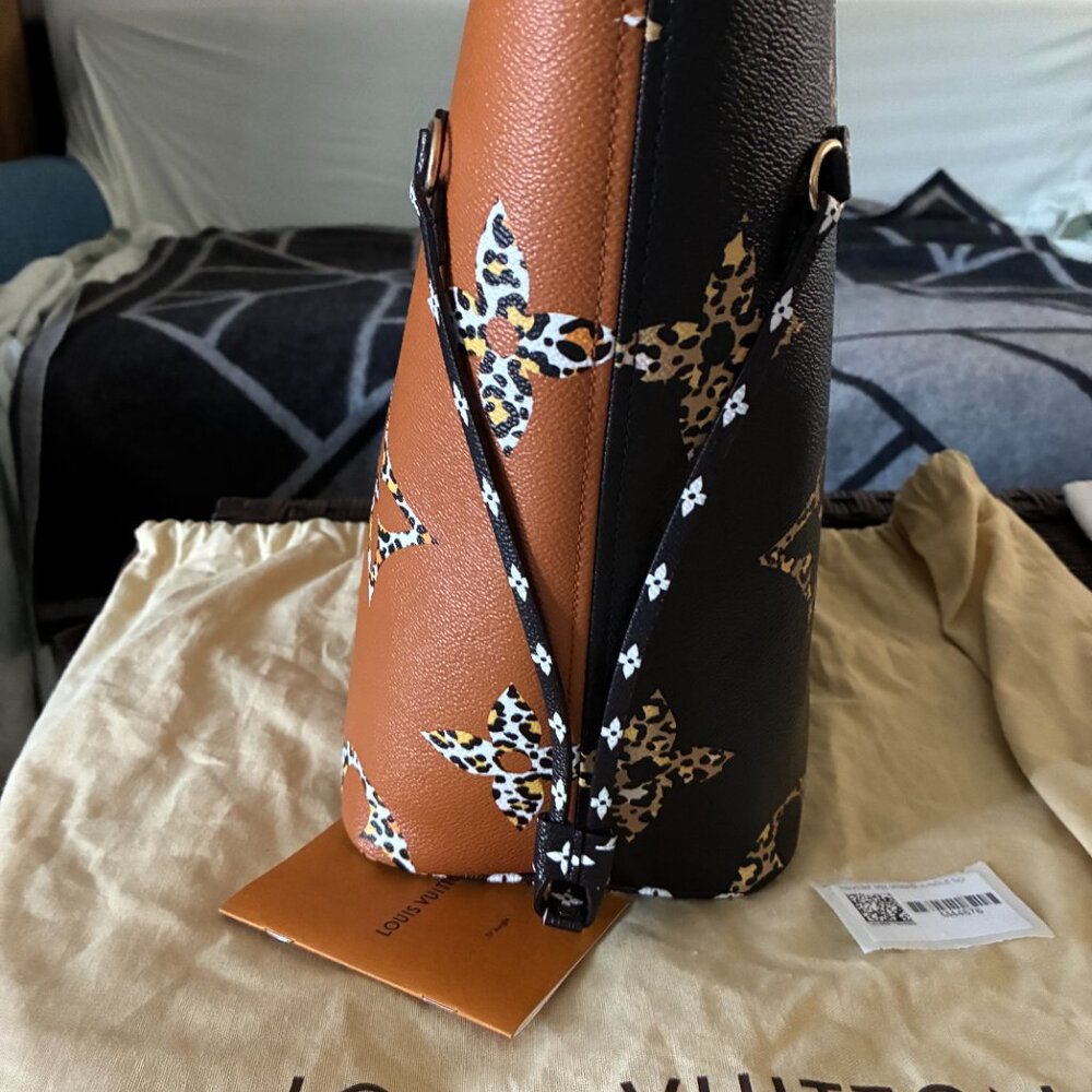 Louis Vuitton Neverfull MM Tote in Jungle Print - Picture 9 of 16